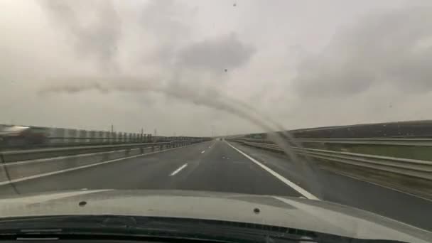 雨の雲と早春の高速道路でドライブします タイムラプス — ストック動画