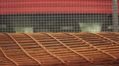 Forkliftçi metal ağı kamyona yükleyip boşaltıyor. Kapat..
