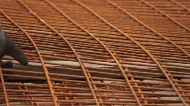 Forkliftçi metal ağı kamyona yükleyip boşaltıyor. Kapat..