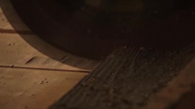 Profesyonel tamirci torna torna torbasında plastik profil çıkarıyor. Adam torna tezgahıyla bir metal parçası kesiyor.