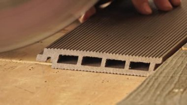 Profesyonel tamirci torna torna torbasında plastik profil çıkarıyor. Adam torna tezgahıyla bir metal parçası kesiyor.