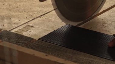 Profesyonel tamirci torna torna torbasında plastik profil çıkarıyor. Adam torna tezgahıyla bir metal parçası kesiyor.