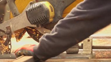 Profesyonel tamirci torna torna tezgahında metal bir boru kesiyor. Adam torna tezgahıyla bir metal parçası kesiyor.