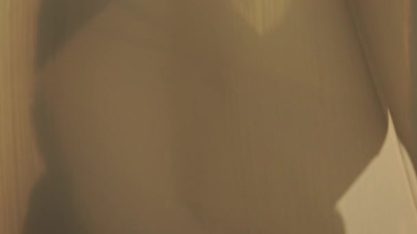 Людина Будує Теплицю Прозорою Фольгою Драматичними Штормовими Хмарами Зверху — стокове відео