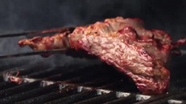 Izgarada orta pişmiş biftek. Yüzeyin derinliği.