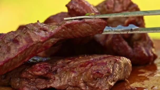 Střední Steak Smažený Grilu Mělká Hloubka Pole Zpomalený Pohyb — Stock video