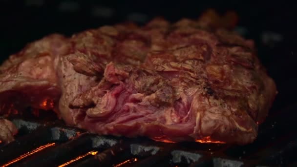 烤架上煎中的牛排 地的浅层深度 慢动作 — 图库视频影像