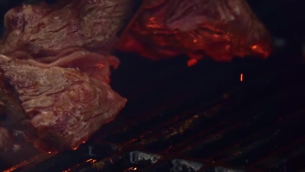 Izgarada Orta Pişmiş Biftek Kalın Bir Alan Derinliği Yavaş Çekim — Stok video