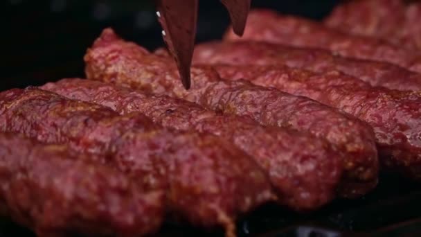 Traditionelles Essen Fleischbällchen Mici Auf Dem Grill Zeitlupe — Stockvideo