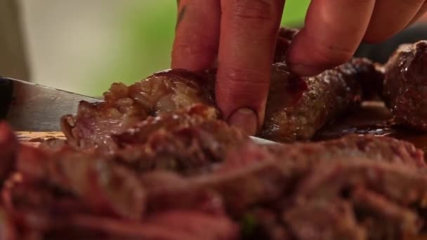 Krájím Steak Smažený Grilu Zavřít Mělká Hloubka Pole Zpomalený Pohyb — Stock video
