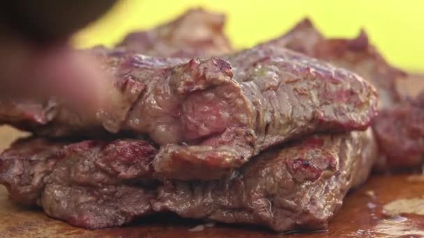 Memotong Steak Goreng Panggangan Tutup Bidang Kedalaman Yang Dangkal Gerakan — Stok Video