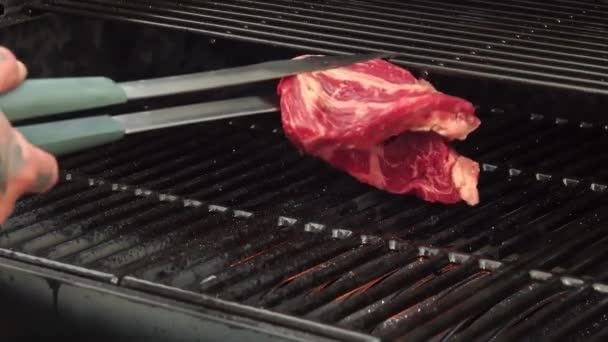 烤架上煎中的牛排 浅水区深度 — 图库视频影像