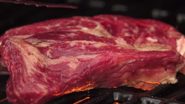 Střední Steak Smažený Grilu Mělká Hloubka Pole — Stock video