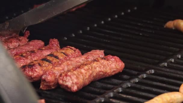 腊肠和罗马传统食品肉丸烤肉 — 图库视频影像