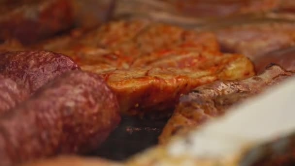 Wieprzowina Tradycyjne Rumuńskie Jedzenie Mięso Kulki Mici Grillu — Wideo stockowe