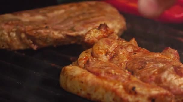 Schweinefleisch Und Rumänisches Traditionelles Essen Fleischbällchen Mici Auf Dem Grill — Stockvideo