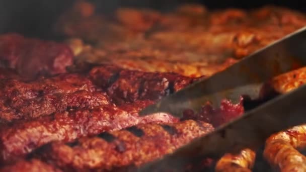 Kiełbaski Tradycyjne Rumuńskie Potrawy Mięsne Kulki Mici Grillu Zwolniony Ruch — Wideo stockowe