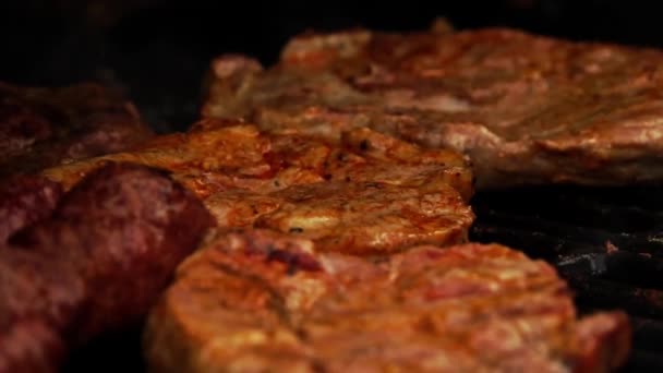 香肠和浪漫的传统食物肉丸在烤架上 慢动作 — 图库视频影像