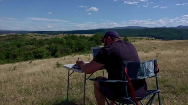 Designer Gráfico Ativo Móvel Com Laptop Sentado Uma Cadeira Dobrável — Vídeo de Stock
