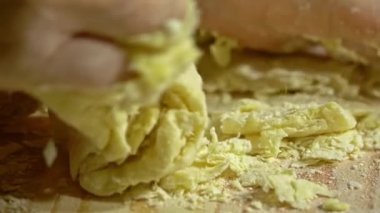 Ahşap kesim tahtasından kurabiye yapan kadın eller. Yavaş çekim, yakın çekim..