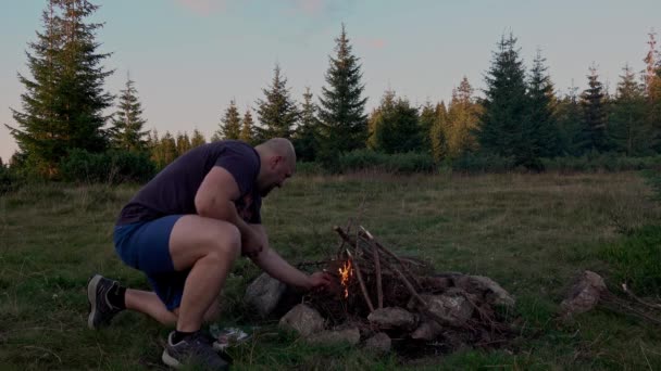 Wędrowiec Rozpalający Ognisko Lesie Świcie Letnia Noc — Wideo stockowe