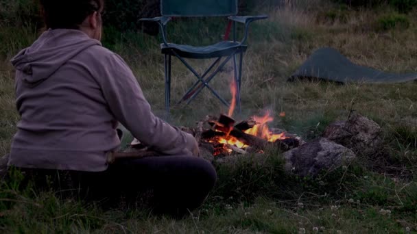 男女徒步旅行者黎明时分在树林的篝火边准备食物夏夜 — 图库视频影像