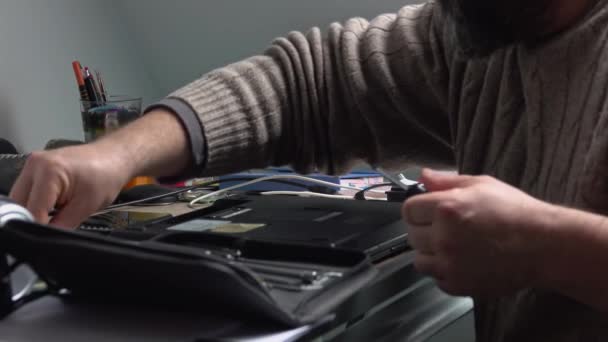 Man Aan Bureau Met Gereedschap Reparatie Laptop Computer — Stockvideo