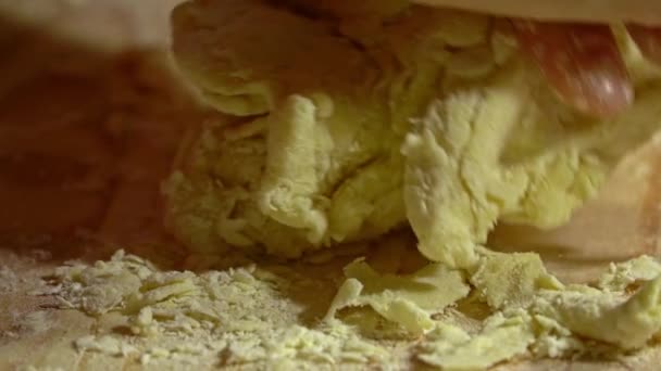 Kobiece Ręce Robiące Ciasto Ciastka Drewnianej Desce Krojenia Zwolnij Zbliżenie — Wideo stockowe