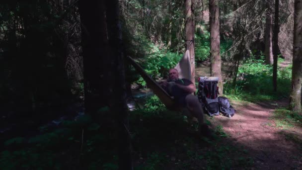 Călătorii Relaxează Vacanță Hamac Citesc Cărți Aer Liber Natură Lângă — Videoclip de stoc