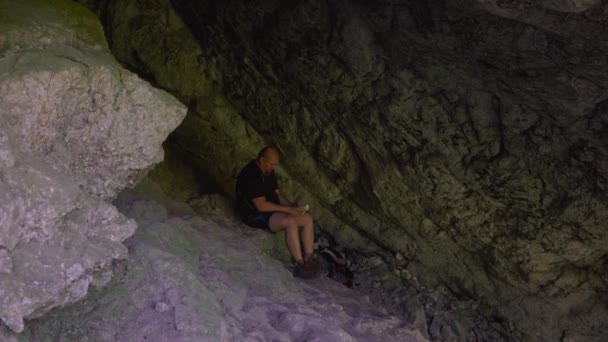 Caminante Tomar Descanso Una Cueva Leer Libro Aire Libre Naturaleza — Vídeo de stock