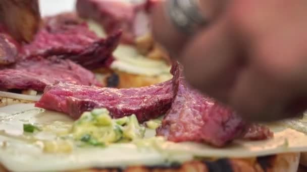 Homem Prepara Almoço Serve Lanche Sanduíche Pão Grelhado Saudável Cima — Vídeo de Stock
