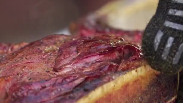 厨师双手在木制切菜板上把多汁牛肉片切碎 — 图库视频影像