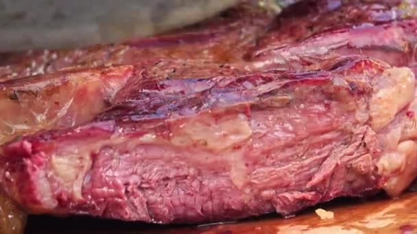 Tagliere Affettare Succose Bistecche Manzo Mani Chef Sul Tagliere Legno — Video Stock