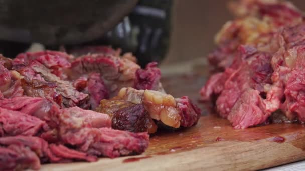 Corte Fatiamento Bife Carne Suculento Por Mãos Chef Tábua Corte — Vídeo de Stock