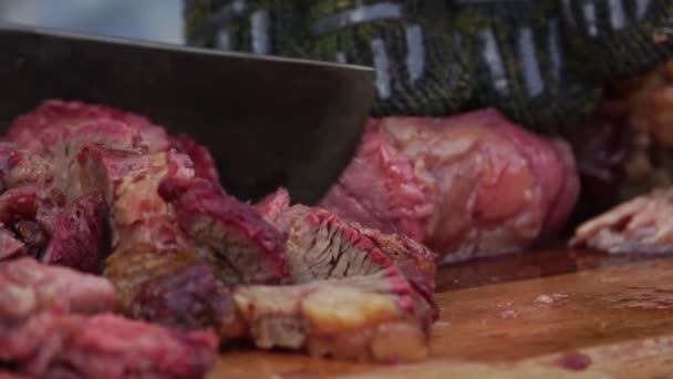 厨师用手在木制切菜板上切碎和切碎多汁的牛排 慢动作 — 图库视频影像