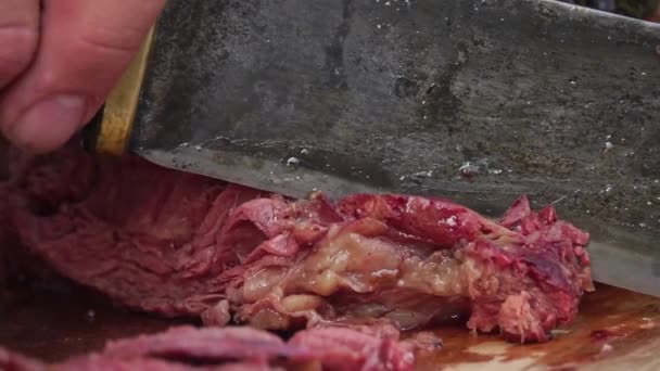 厨师用手在木制切菜板上切碎和切碎多汁的牛排 慢动作 — 图库视频影像