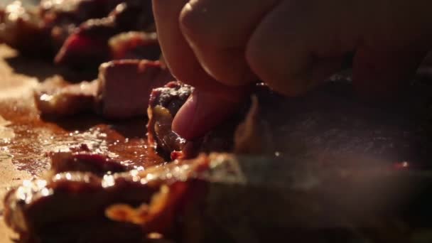 Picar Rebanar Jugosa Carne Res Por Manos Del Chef Tabla — Vídeo de stock