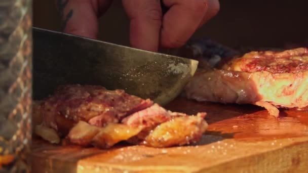 Corte Corte Bife Carne Suculento Por Mãos Chef Tábua Corte — Vídeo de Stock