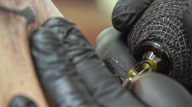 Bu büyüleyici yakın çekim ile dövmenin karmaşık dünyasına dalın. Sanatçının ellerine ve dövme makinesine odaklanan video, her bir eşsiz tasarımın yaratıcılığını ve hassasiyetini yakalıyor..