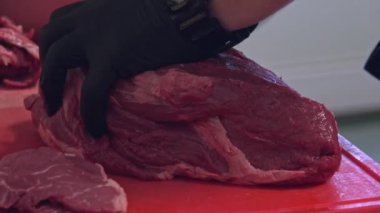 Bu yakın çekim videoda, şefin yumuşak ızgara bifteği ustalıkla dilimlemesini izleyin, teslimat konteynırlarına doldurulmaya hazır. Her bir kesik kusursuz porsiyonlu, sulu ve lezzetli etleri garantiye alıyor..
