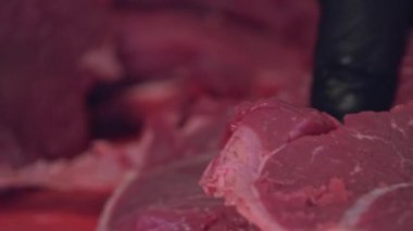 Bu yakın çekim videoda, şefin yumuşak ızgara bifteği ustalıkla dilimlemesini izleyin, teslimat konteynırlarına doldurulmaya hazır. Her bir kesik kusursuz porsiyonlu, sulu ve lezzetli etleri garantiye alıyor..