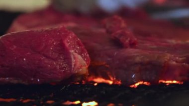 Bu videoda ızgarada sulu bir bifteğin cızırtısını deneyin. Etin mükemmelliğe doğru kavruluşunu izleyin. Zengin lezzetlere kilitlenişini ve mükemmel kabuğu oluşturuşunu izleyin..