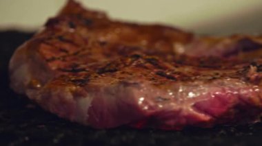 Bu videoda ızgarada sulu bir bifteğin cızırtısını deneyin. Etin mükemmelliğe doğru kavruluşunu izleyin. Zengin lezzetlere kilitlenişini ve mükemmel kabuğu oluşturuşunu izleyin..