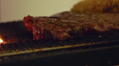 Bu videoda ızgarada sulu bir bifteğin cızırtısını deneyin. Etin mükemmelliğe doğru kavruluşunu izleyin. Zengin lezzetlere kilitlenişini ve mükemmel kabuğu oluşturuşunu izleyin..