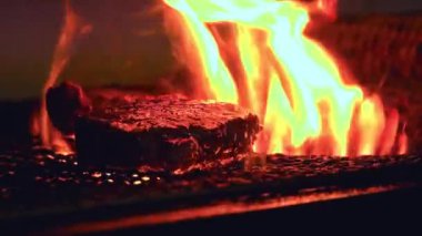 Bu videoda ızgarada sulu bir bifteğin cızırtısını deneyin. Etin mükemmelliğe doğru kavruluşunu izleyin. Zengin lezzetlere kilitlenişini ve mükemmel kabuğu oluşturuşunu izleyin..