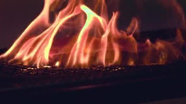 Bu videoda ızgarada sulu bir bifteğin cızırtısını deneyin. Etin mükemmelliğe doğru kavruluşunu izleyin. Zengin lezzetlere kilitlenişini ve mükemmel kabuğu oluşturuşunu izleyin..