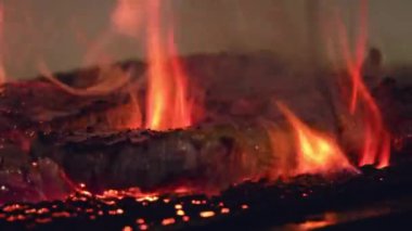 Bu videoda ızgarada sulu bir bifteğin cızırtısını deneyin. Etin mükemmelliğe doğru kavruluşunu izleyin. Zengin lezzetlere kilitlenişini ve mükemmel kabuğu oluşturuşunu izleyin..