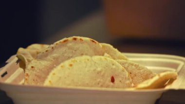 Izgara sığır eti ve taze salatanın dikkatlice paketlenip bu yakın çekim videoda teslim edilmeye hazır hale getirilmesini izleyin. Yumuşak, sulu sığır eti, yumuşak ekmeğe sarılmış, canlı, gevrek bir salata ile eşleştirilir..