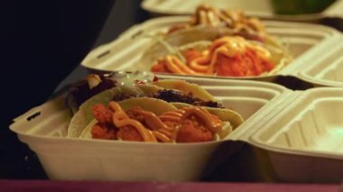 Izgara sığır eti ve taze salatanın dikkatlice paketlenip bu yakın çekim videoda teslim edilmeye hazır hale getirilmesini izleyin. Yumuşak, sulu sığır eti, yumuşak ekmeğe sarılmış, canlı, gevrek bir salata ile eşleştirilir..