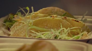 Izgara sığır eti ve taze salatanın dikkatlice paketlenip bu yakın çekim videoda teslim edilmeye hazır hale getirilmesini izleyin. Yumuşak, sulu sığır eti, yumuşak ekmeğe sarılmış, canlı, gevrek bir salata ile eşleştirilir..